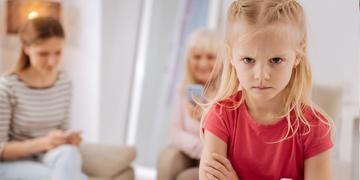 17 روش تربیت کودکان پرخاشگر + بررسی علل آن 4 برای رسیدن به پاسخ این سؤال که با کودک پرخاشگر چه کنیم باید توضیح داد که در ابتدا بهتر است علت اینگونه رفتارهای کودکتان را مشخص کنید.