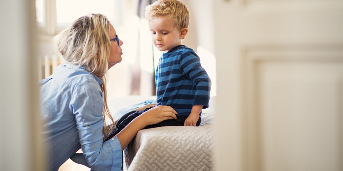 17 روش تربیت کودکان پرخاشگر + بررسی علل آن 7 تربیت کودکان پرخاشگر به کمک صحبت کردن با او و مشخص نمودن محدودیتها، رفتارهای اشتباه و صحیح امکانپذیر میشود.