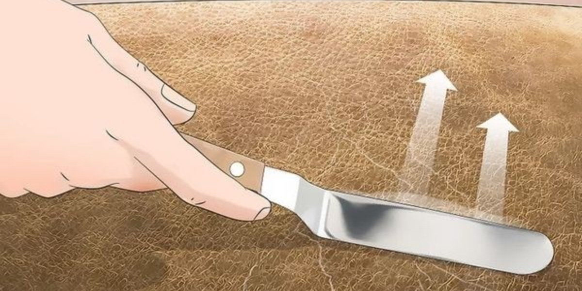 آموزش تصویری تعمیر مبل چرم پاره، پوسیده و ترکخورده 12 اضافات فیلر را با کاردک از روی مبل چرم جمع کنید.