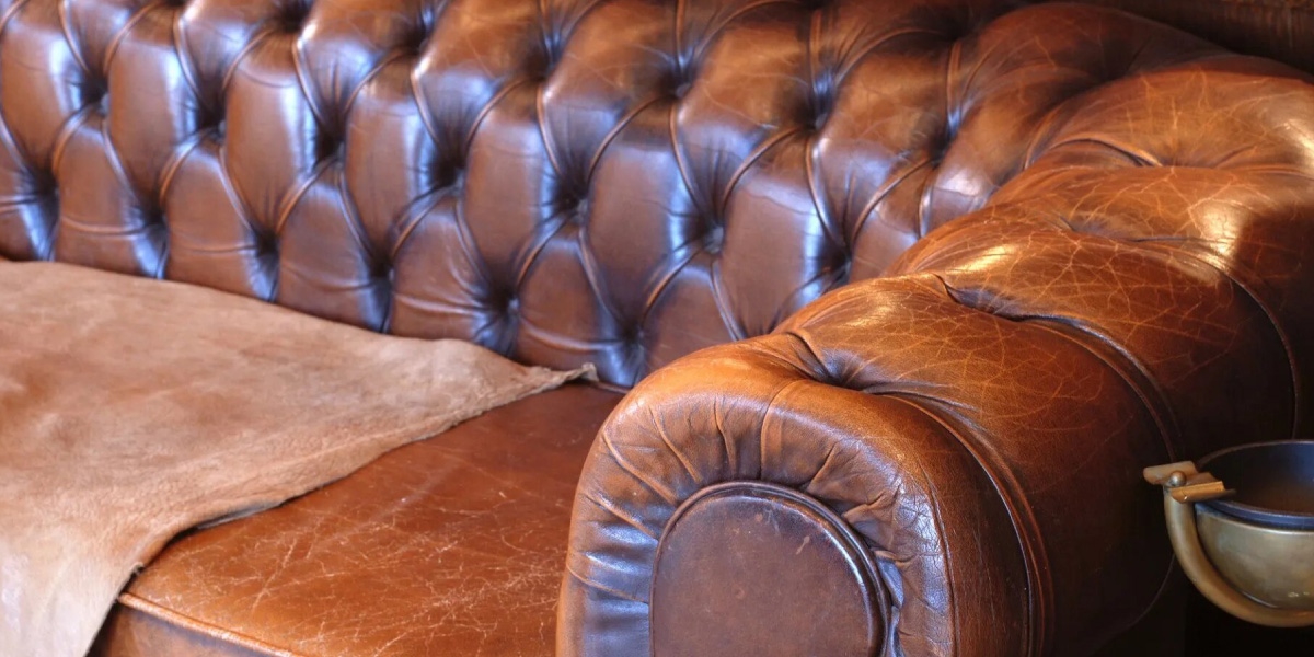 آموزش تصویری تعمیر مبل چرم پاره، پوسیده و ترکخورده 20 چگونه مبل چرم را تعمیر کنیم؟ تنها با طی کردن سه مرحله تمیزکاری، روغنکاری و رنگ کردن میتوانید مبل خود را تعمیر کنید.