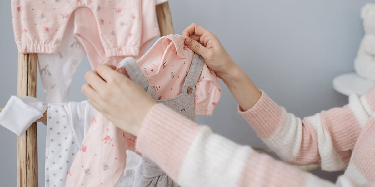 استفاده از راهنمای خرید لباس نوزاد به شما کمک می‌کند که محصولی ایده آل برای فرزندتان تهیه کنید.