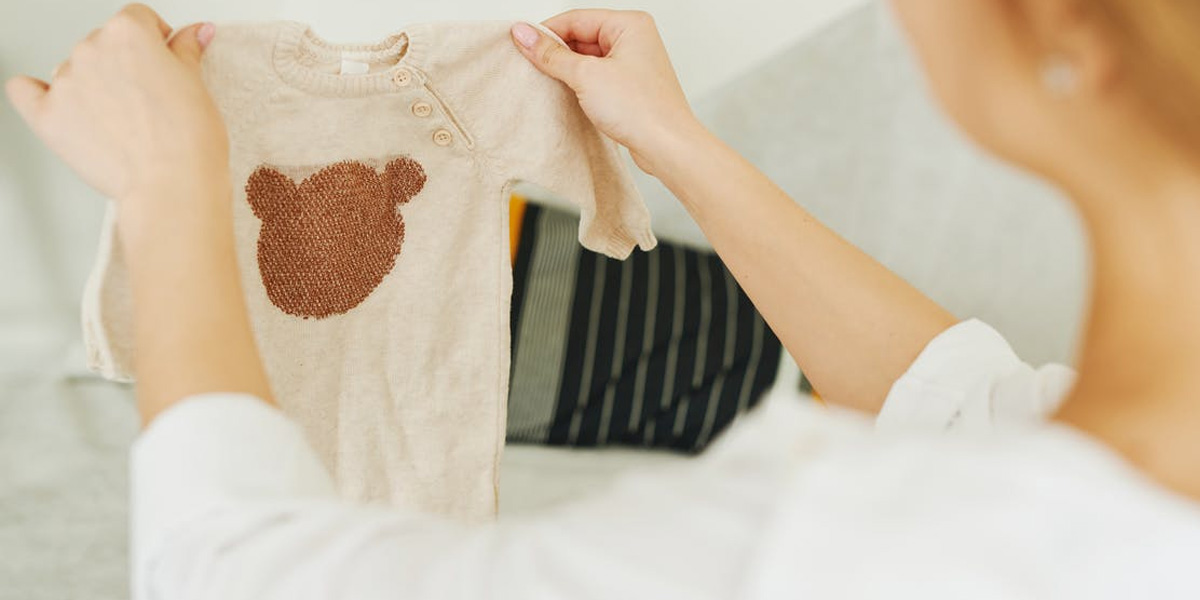 راهنمای خرید لباس نوزاد برای سیسمونی تا یکسالگی فرزندتان 5 ازجمله نکات ضروری راهنمای خرید لباس نوزادی دخترانه و پسرانه توجه به جنس پارچه و میزان لطافت آن است.