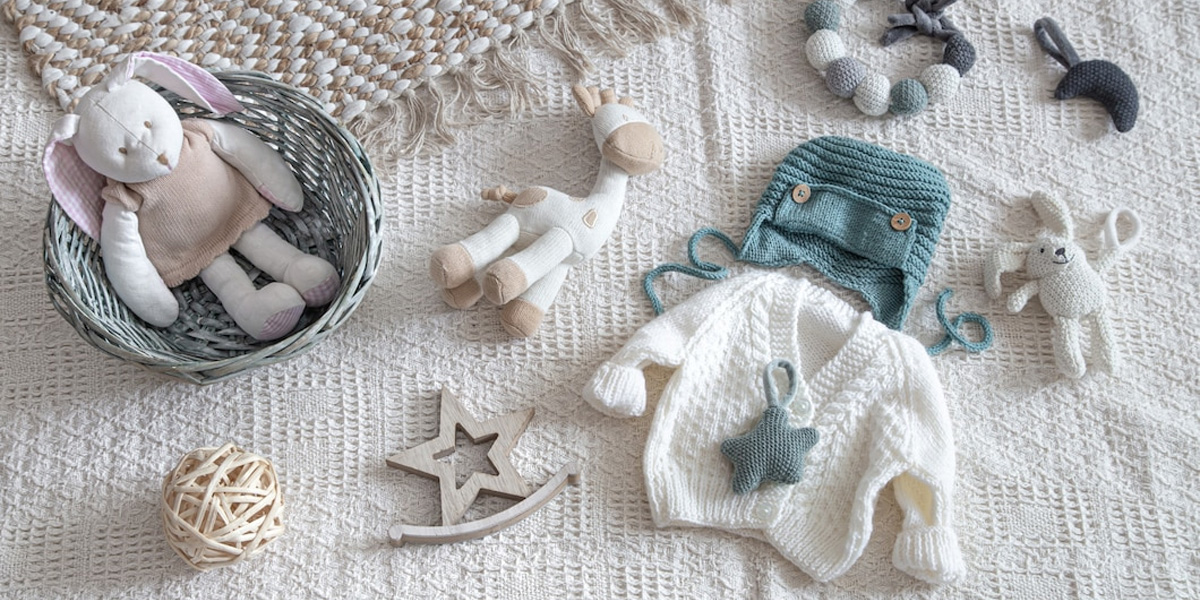 طبق راهنمای خرید لباس نوزاد برای سیسمونی، پارچه پلی پشمی برای فصول زمستان مناسب است.