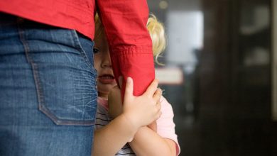 چگونگی رفتار با کودک خجالتی در سنین مختلف 35 رفتار با کودک خجالتی باید در عین حمایت به صورتی باشد که کودک را به سمت اجتماع سوق دهد.