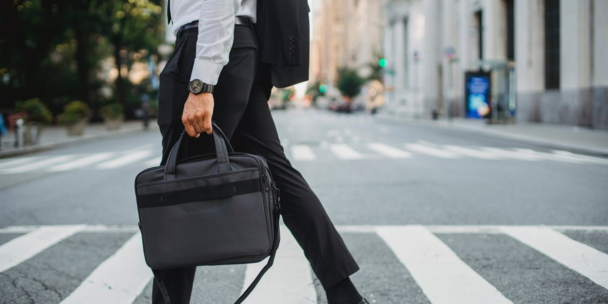 چرا به راهنمای خرید کیف و کوله پشتی لپ تاپ نیاز دارید؟ 2 با داشتن اطلاعات کافی از راهنمای خرید کیف لپ تاپ، محصولی مناسب برای محل کار تهیه کنید.