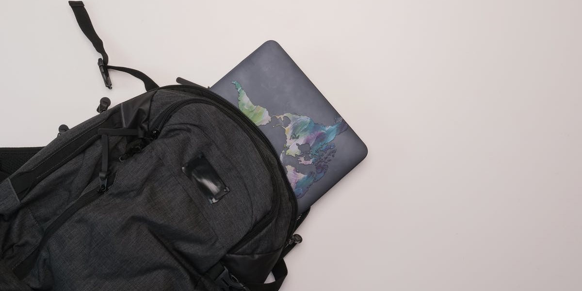 چرا به راهنمای خرید کیف و کوله پشتی لپ تاپ نیاز دارید؟ 3 با استفاده از راهنمای خرید کیف و کوله پشتی لپ تاپ به راحتی میتوانید این وسیله را حمل کنید.