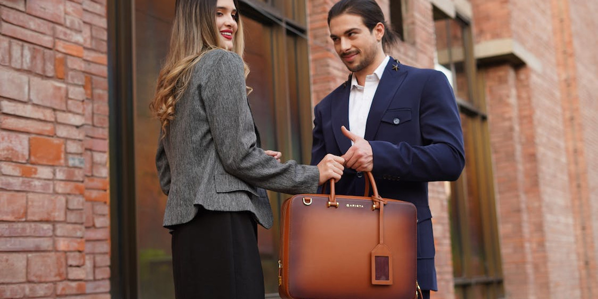راهنمای خرید کیف اداری برای شیک پوشان 2 بامطالعه راهنمای خرید کیف اداری میتوانید بهترین کیفهای چرم مناسب خود را انتخاب و تهیه کنید.