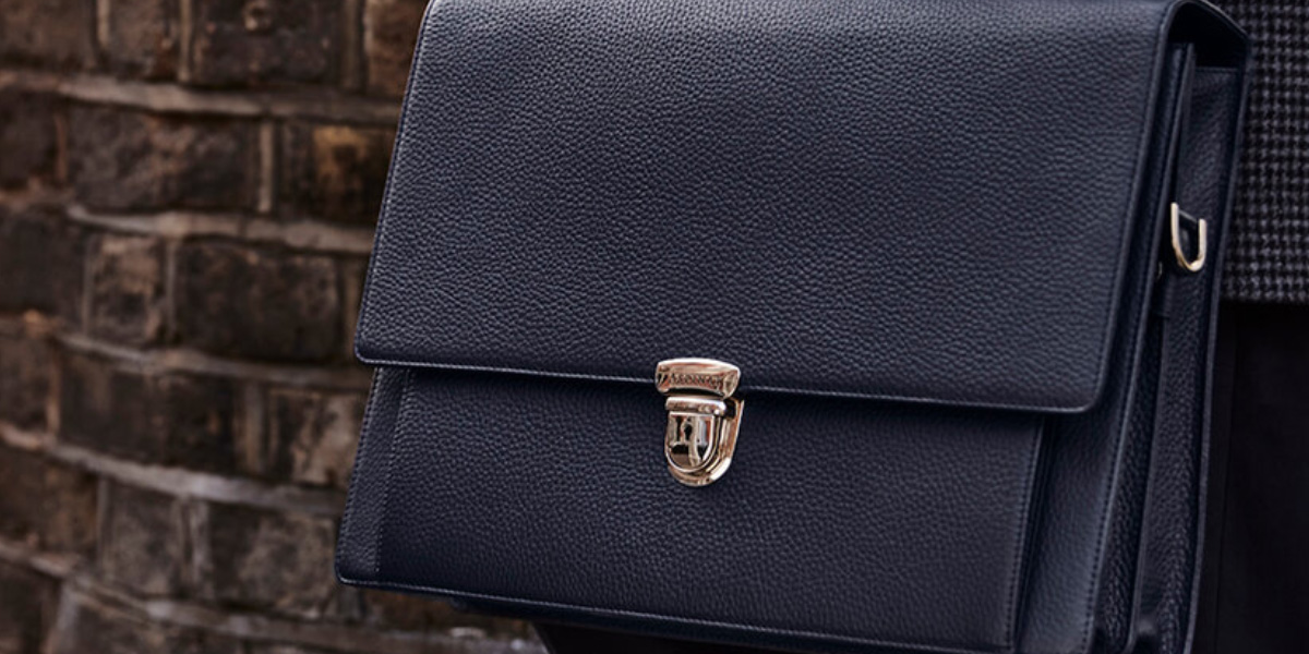 راهنمای خرید کیف اداری برای شیک پوشان 4 آبی بهترین رنگ کیف اداری برای خانمها و آقایانی است که به استایلهای اسپرت علاقه دارند. پس در زمان تهیه آن به راهنمای خرید کیف اداری توجه کنید