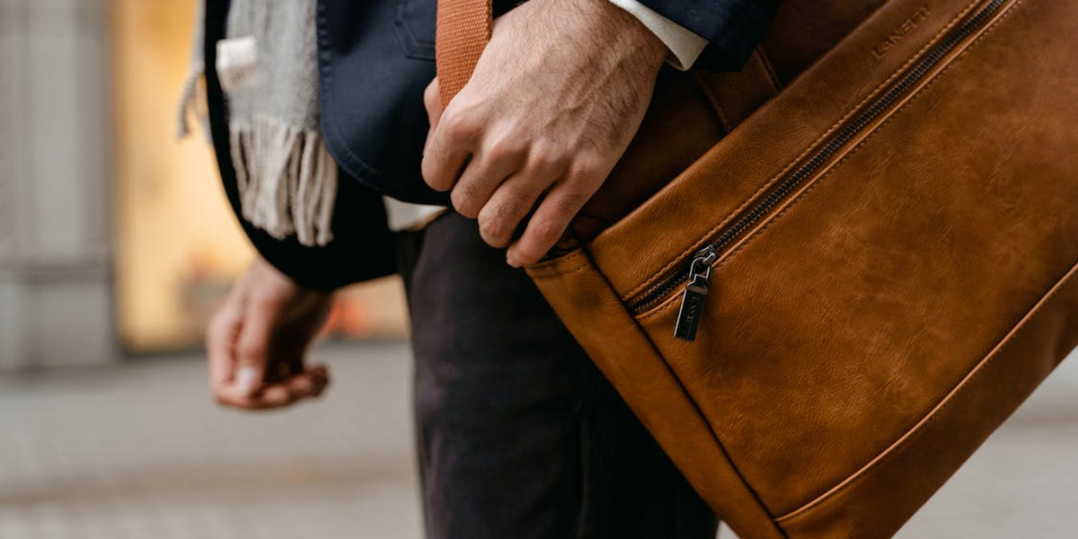 راهنمای خرید کیف اداری برای شیک پوشان 6 راهنمای خرید کیف اداری بر پایه هشت نکته مهم و اساسی جمعآوری و نوشته میشود.