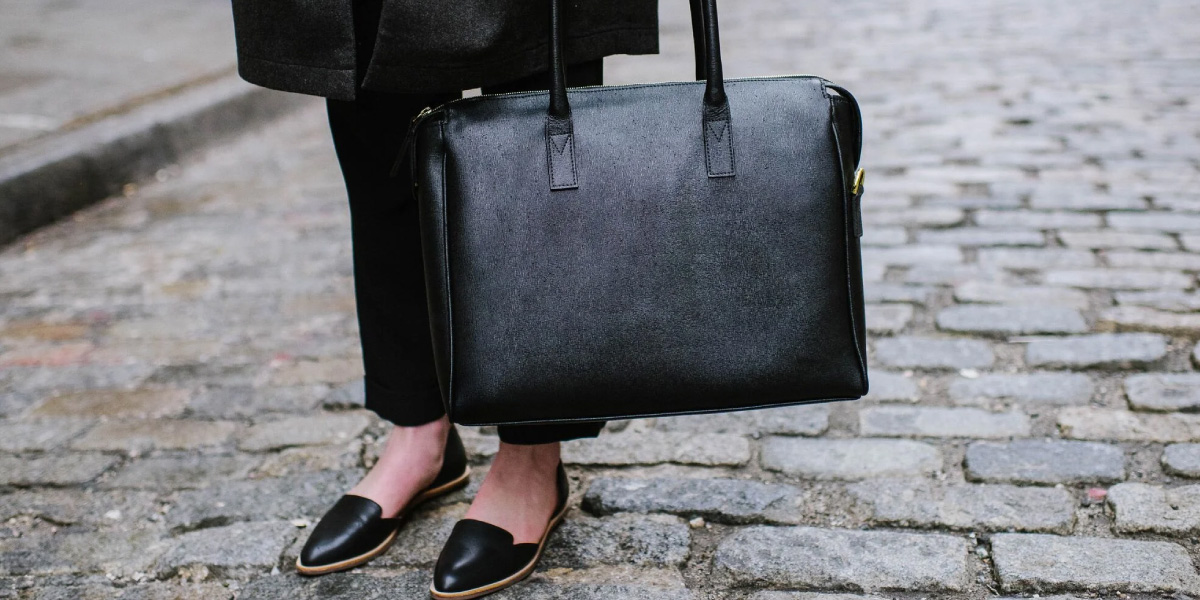 راهنمای خرید کیف اداری برای شیک پوشان 7 طبق راهنمای خرید کیف اداری چرم طبیعی، این محصولات بهترین و بادوامترین گزینه هستند که تا سالها شما را از خرید مجدد این محصول معاف میکند.