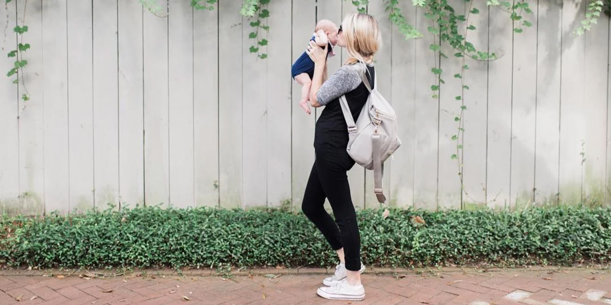 راهنمای خرید کیف نوزاد برای بیمارستان و مواقع ضروری 3 طبق نکات راهنمای خرید کیف نوزاد، استفاده از کوله پشتی از ایجاد شانه درد جلوگیری میکند.