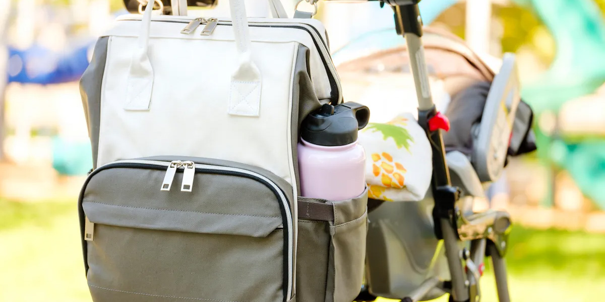 راهنمای خرید کیف نوزاد برای بیمارستان و مواقع ضروری 4 با استفاده از راهنمای خرید کیف نوزاد بهراحتی میتوانید محصولی با حمل آسان و راحت تهیه کنید.