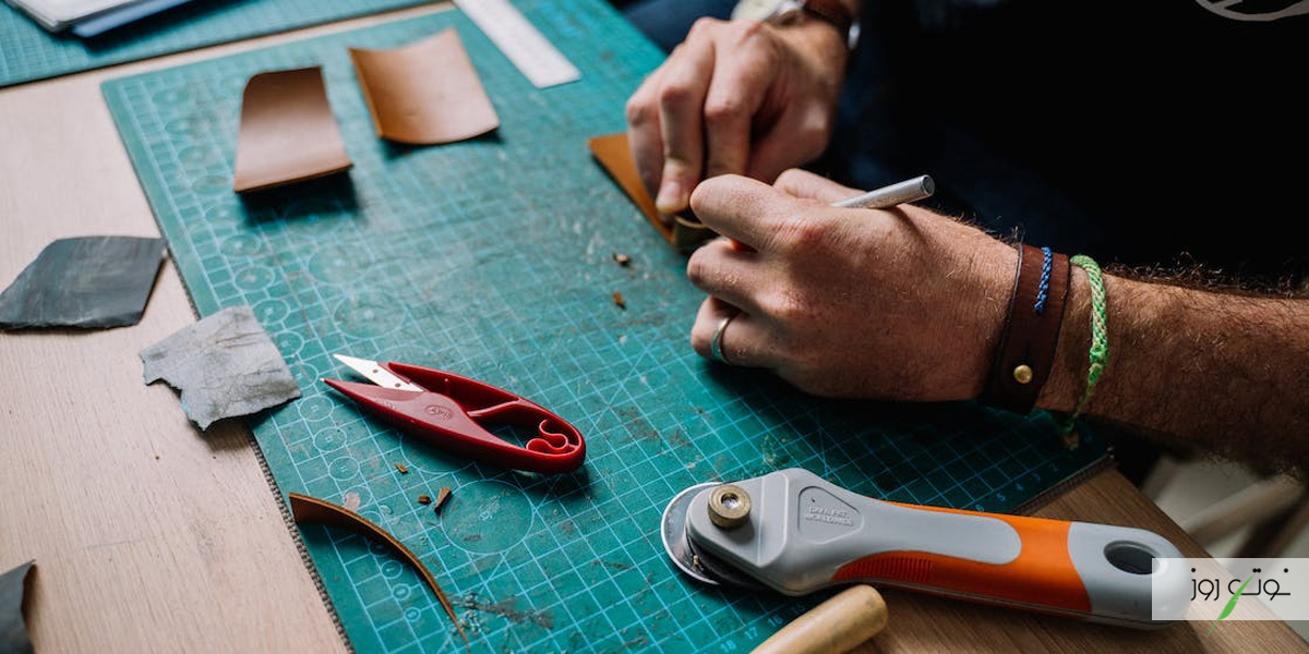 معرفی کامل چرم مشهد؛ مقدمهای بر تغییر صنعت چرم در ایران 2 بر اساس تاریخچه صنعت چرم مشهد، بازدید از کارگاهی کوچک جرقهای برای تأسیس این صنعت شد.