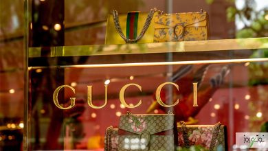 داستان شکلگیری برند گوچی و فراز و فرودهایش 61 لوگوی برند گوچی به دو G بزرگ تغییر پیدا کرد و به عنوان چفتی برای بستن کیف مورد استفاده قرار می گیرد.