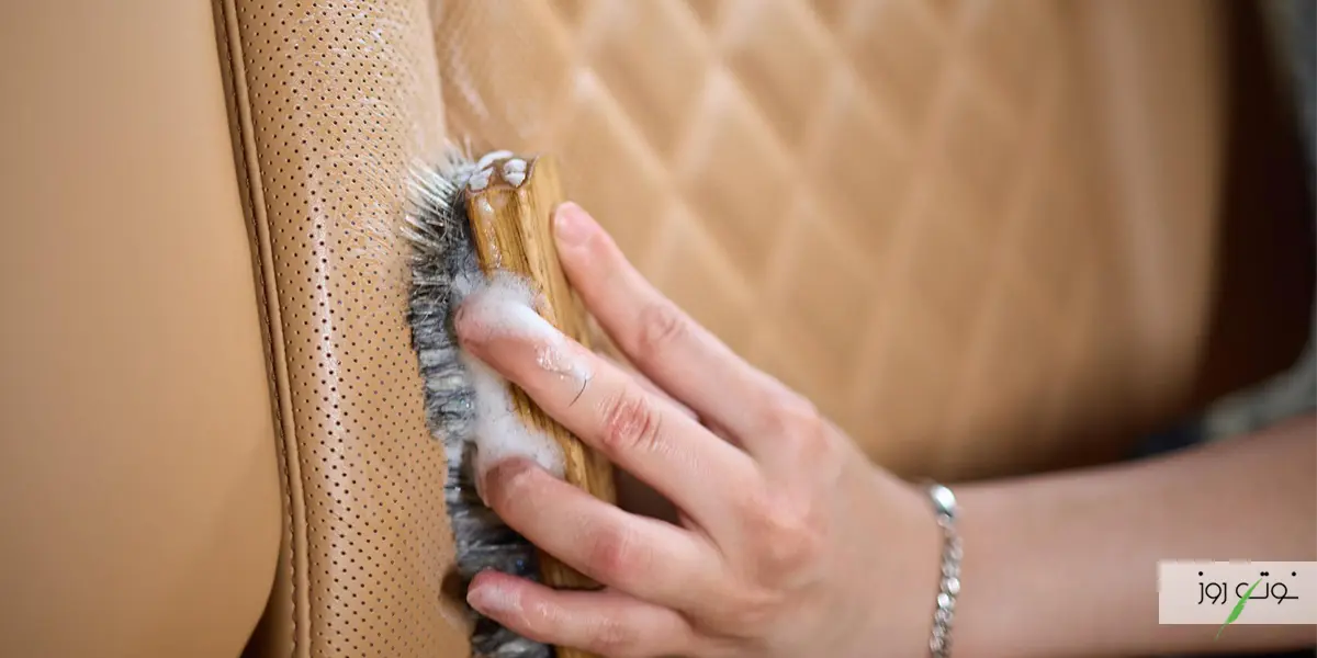 راهنمای جامع پاک کردن انواع لکه از روی چرم 5 پاک کردن لاک از روی چرم